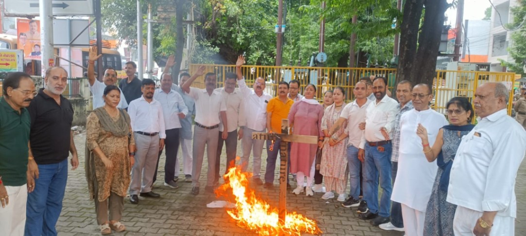 राहुल गांधी पर नितिन नवीन की टिप्पणी से भड़का कांग्रेस का आक्रोश, हल्द्वानी में भाजपा अध्यक्ष का पुतला फूंका
